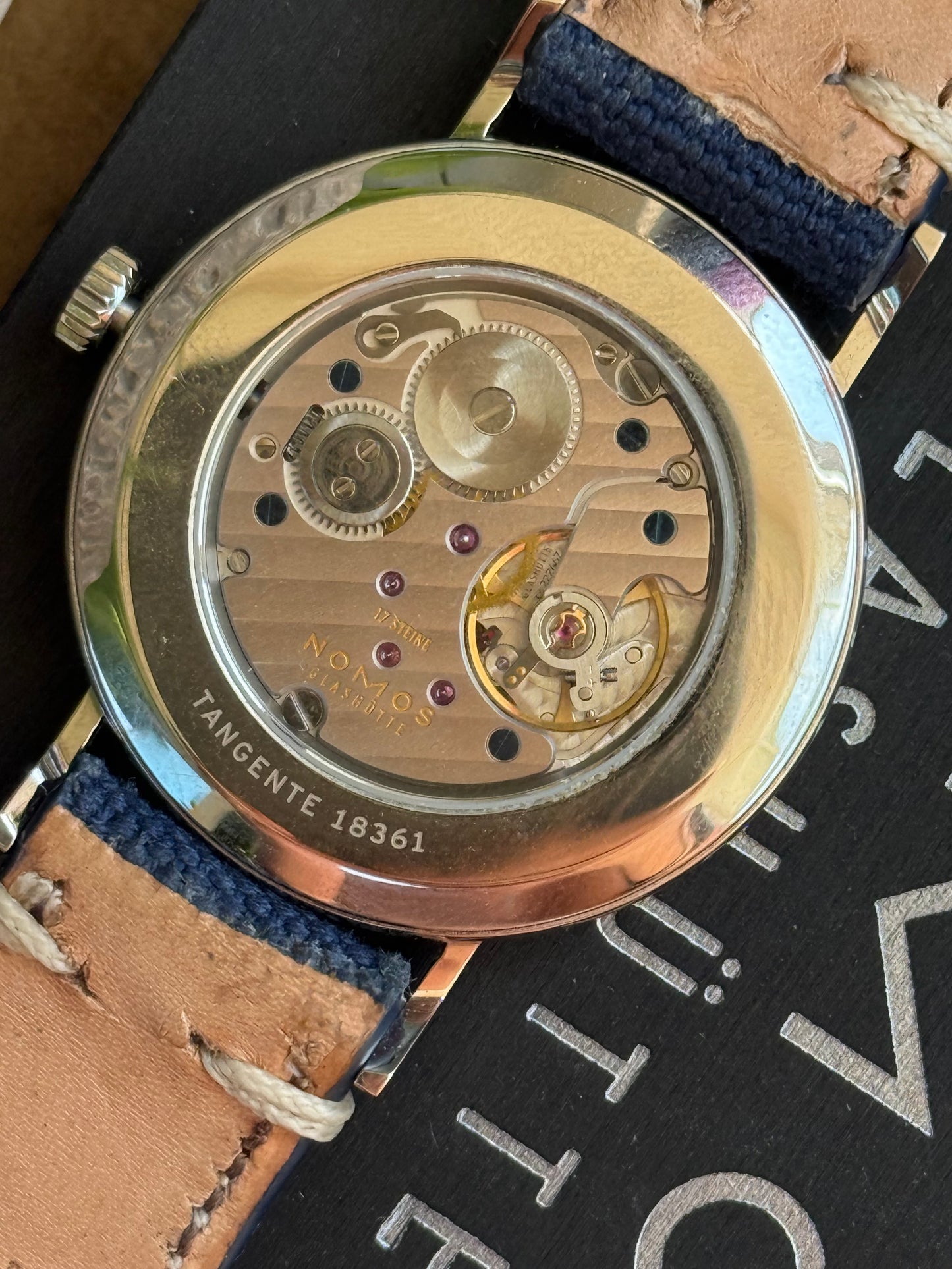 Nomos Tangente