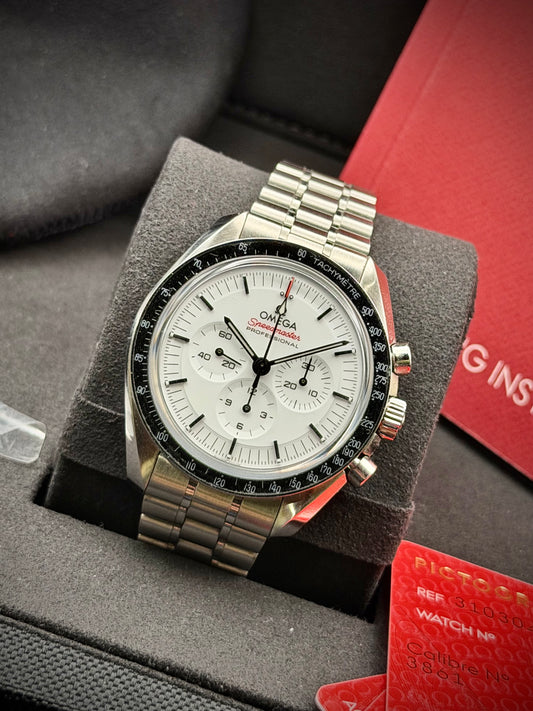 Omega Speedmaster Moonwatch “White”